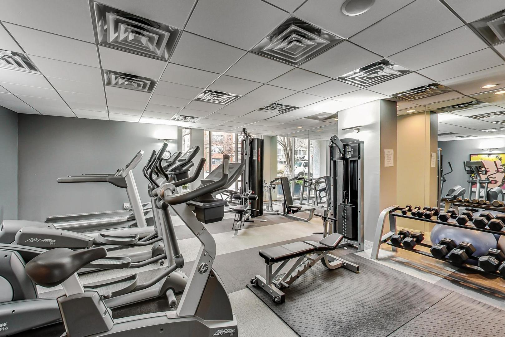 2930 North Sheridan Road, Unit 811 Chicago, IL 60657 - Photo 45 of 52 a view of a room with gym equipment