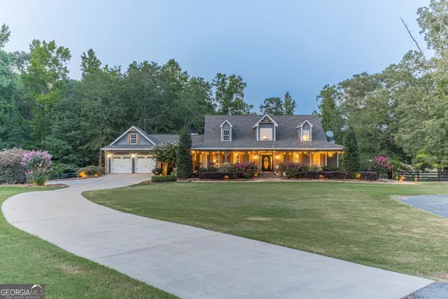 a view of yard with tree