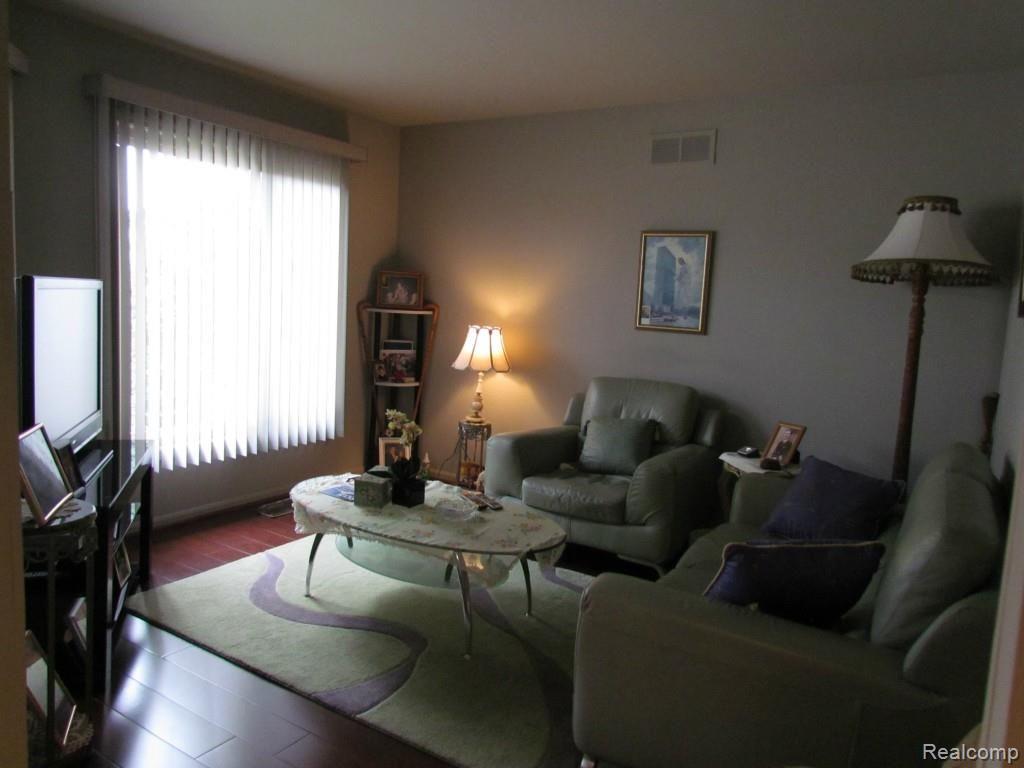 415 Buttercup Drive Rochester, MI 48307 - Photo 7 of 17 IMG_0058.jpg