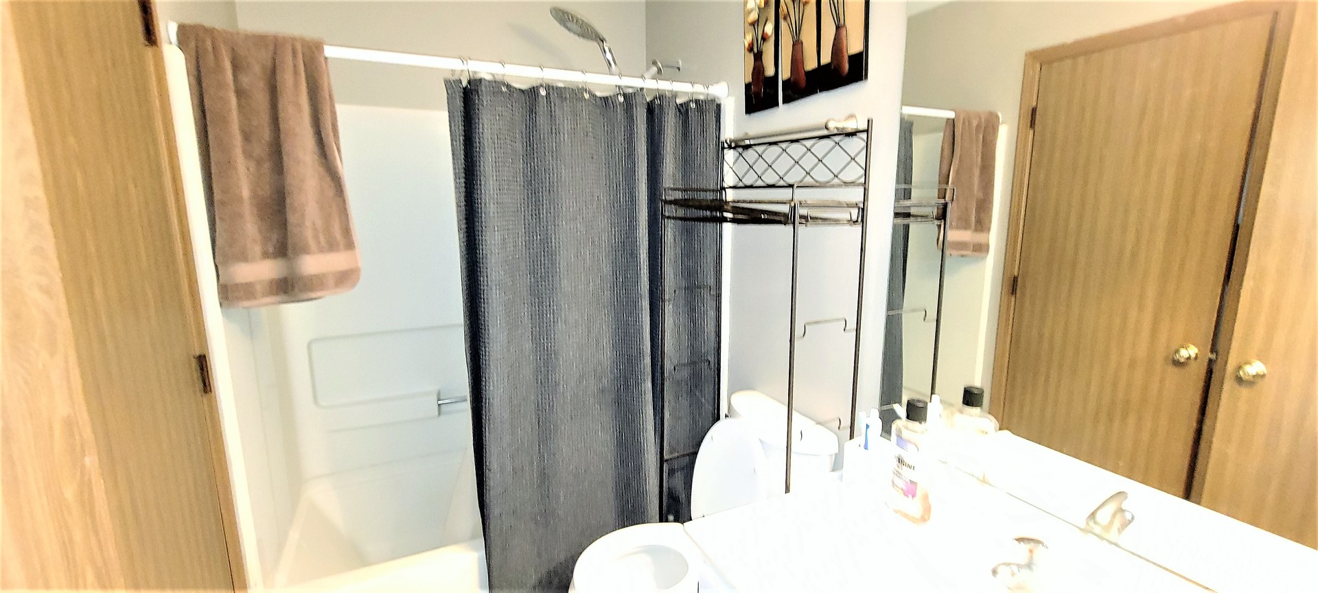 2203 Rossiter Parkway Plainfield, IL 60586 - Photo 20 of 24 a bathroom with a tub and a sink