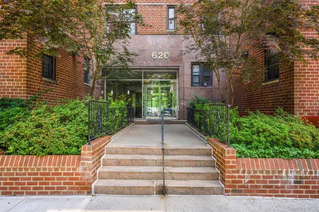 a view of a pathway with a house