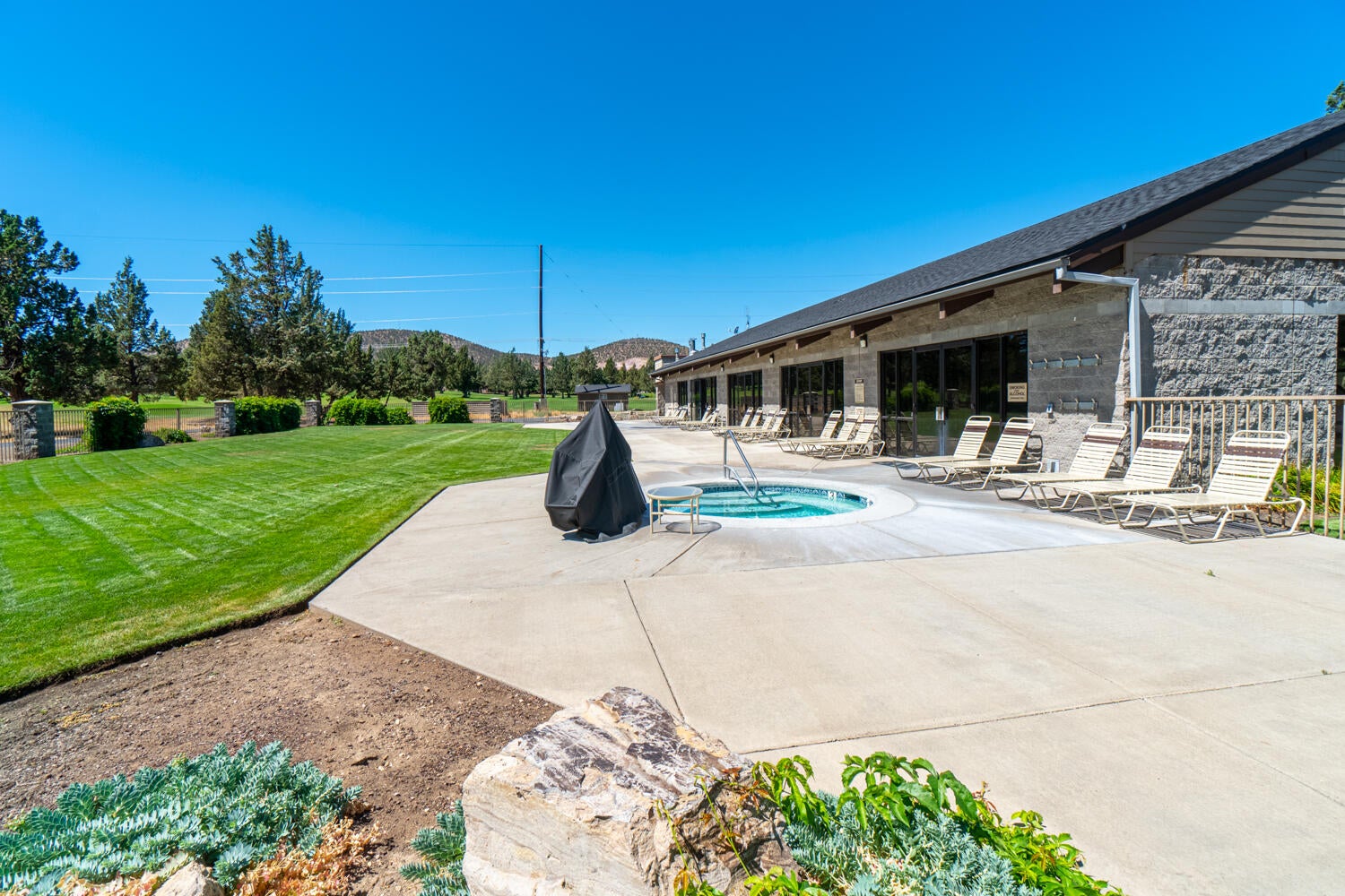 1325 Highland View Loop Redmond, OR 97756 - Photo 32 of 43 Eagle Crest-385-HDR