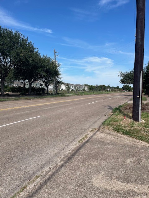 408 B Vista Road Pasadena, TX 77504 - Photo 11 of 12 Spacious road with easy access, ideal for convenient commuting.