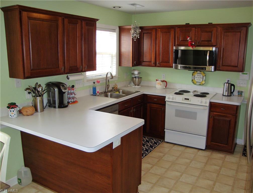 3523 Hunting Ridge Drive High Point, NC 27265 - Photo 7 of 28 Gallery Image 7