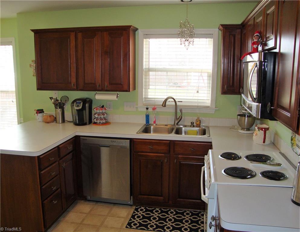 3523 Hunting Ridge Drive High Point, NC 27265 - Photo 9 of 28 Gallery Image 9