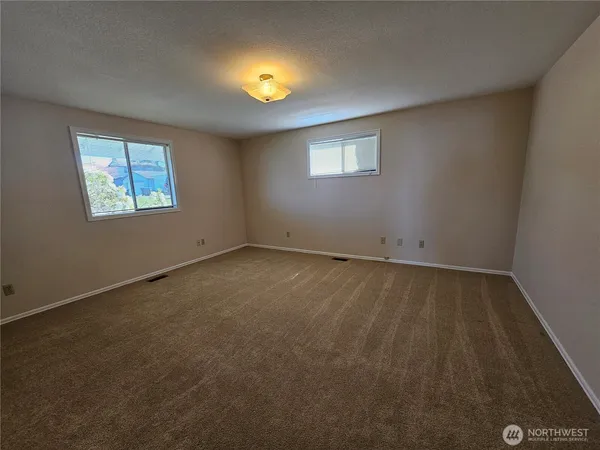 $2,800 | 1426 West 4th Street, Port Angeles, WA 98363