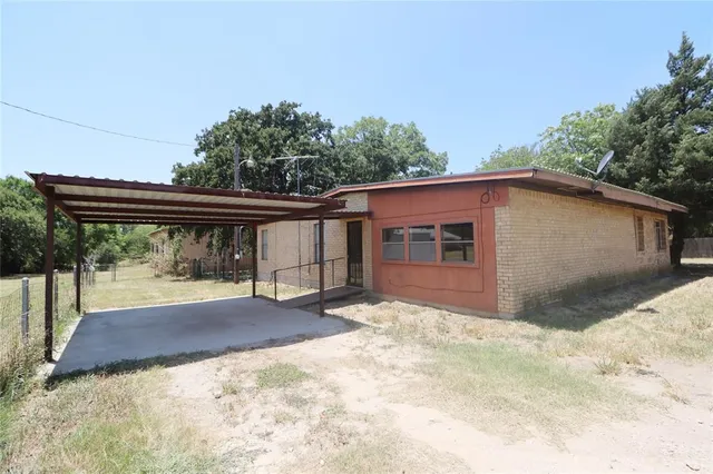 $1,700 | 1010 East Reno Road, Azle, TX 76020