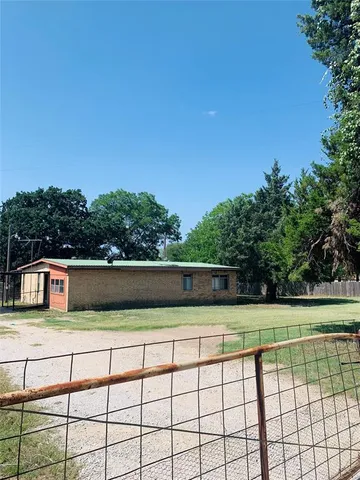 $1,700 | 1010 East Reno Road, Azle, TX 76020