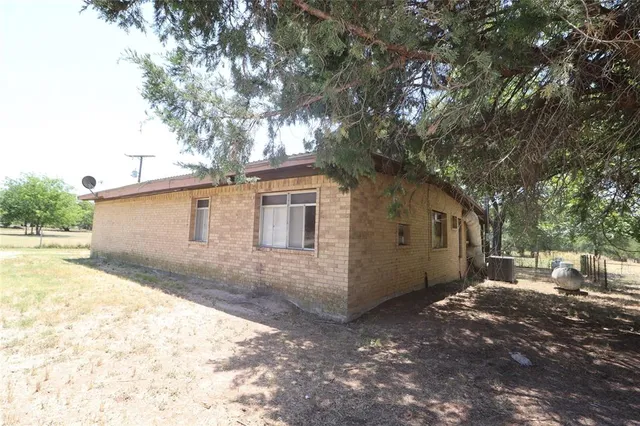 $1,700 | 1010 East Reno Road, Azle, TX 76020