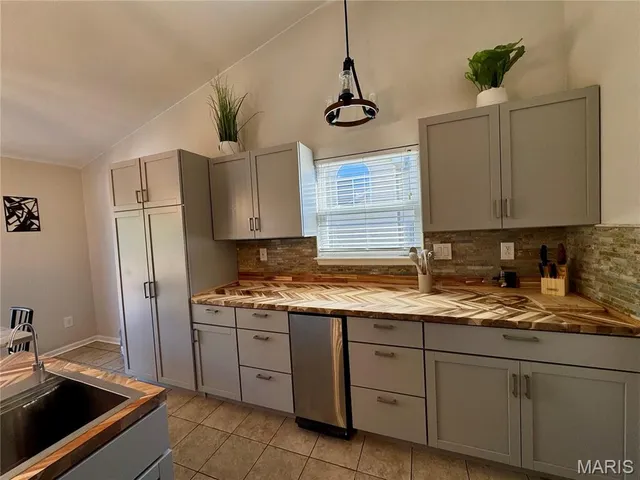 $304,500 | 450 Pevely Heights Drive, Pevely, MO 63070