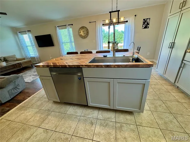 $304,500 | 450 Pevely Heights Drive, Pevely, MO 63070