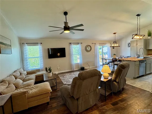 $304,500 | 450 Pevely Heights Drive, Pevely, MO 63070