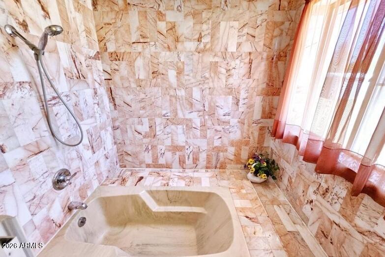 2201 East 7th Street Douglas, AZ 85607 - Photo 34 of 49 a bath tub sitting in a bathroom