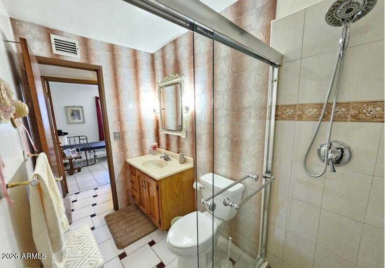2201 East 7th Street Douglas, AZ 85607 - Photo 41 of 49 a bathroom with a sink a toilet a mirror and shower