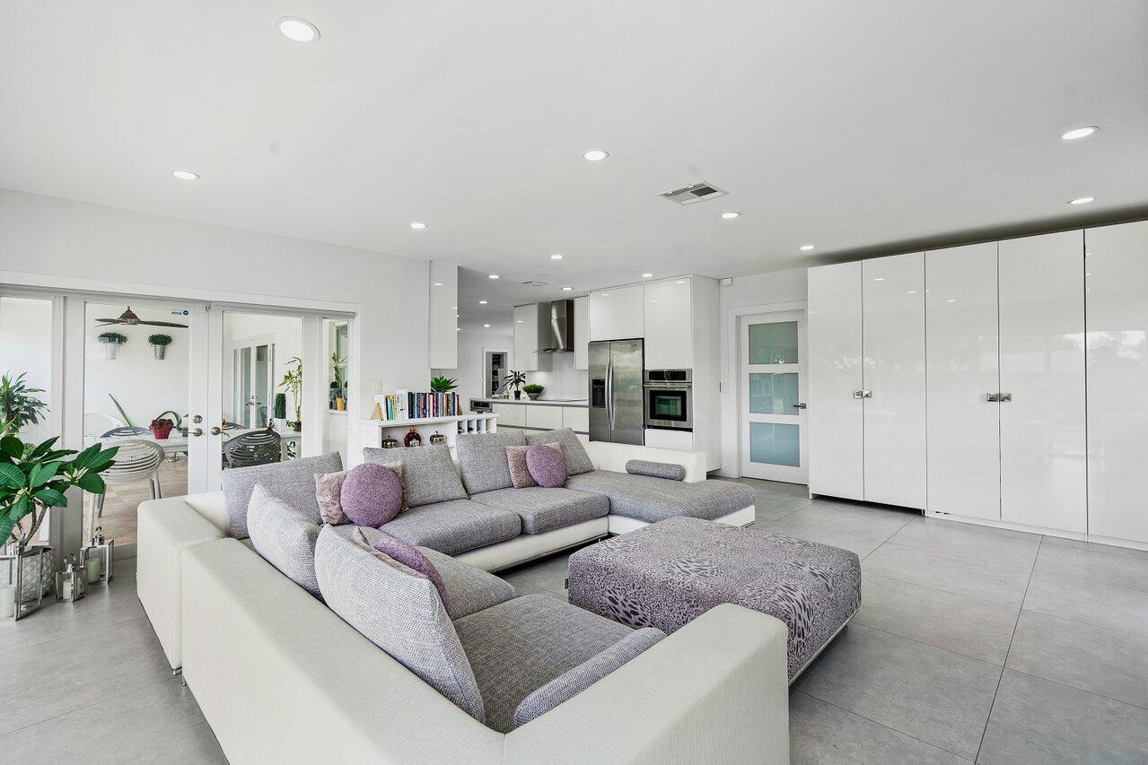 1049 West Palmetto Park Road Boca Raton, FL 33486 - Photo 12 of 33 Living Room