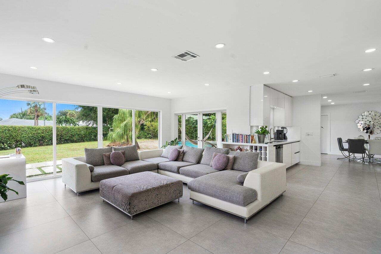 1049 West Palmetto Park Road Boca Raton, FL 33486 - Photo 14 of 33 Living Room