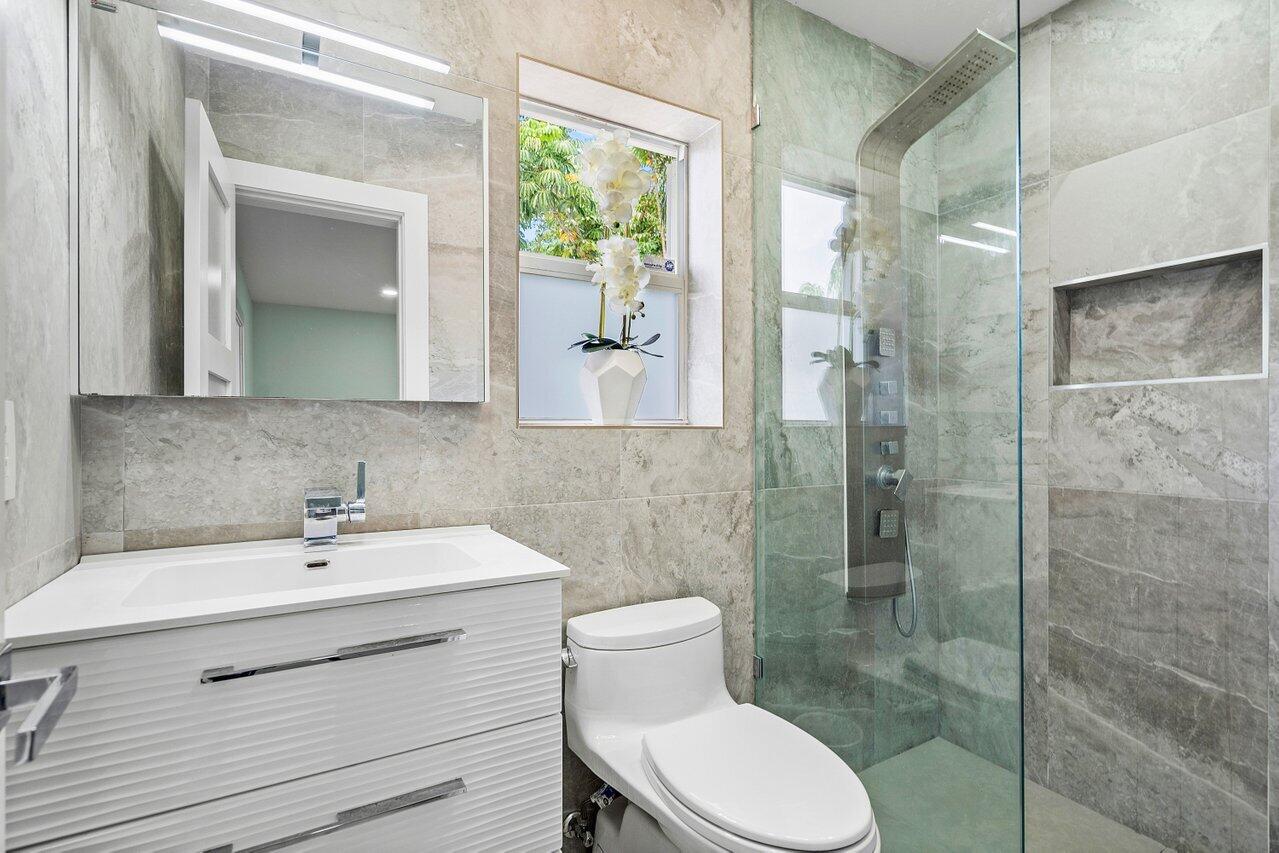 1049 West Palmetto Park Road Boca Raton, FL 33486 - Photo 22 of 33 Guest Bath