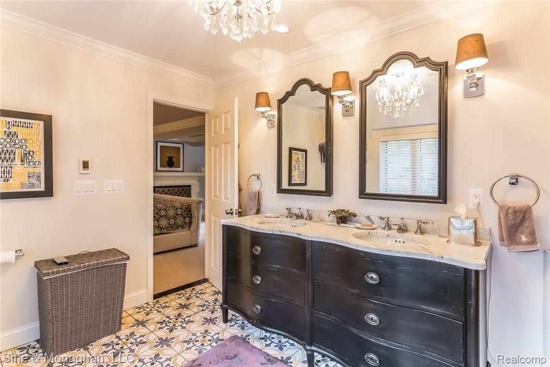 72 Touraine Road Grosse Pointe, MI 48236 - Photo 38 of 69 039-Master_Bathroom-3435726-medium.jpg