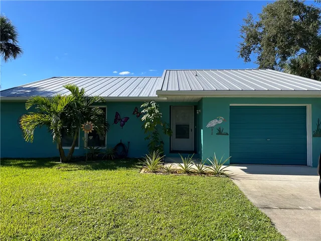 a front view of house with yard