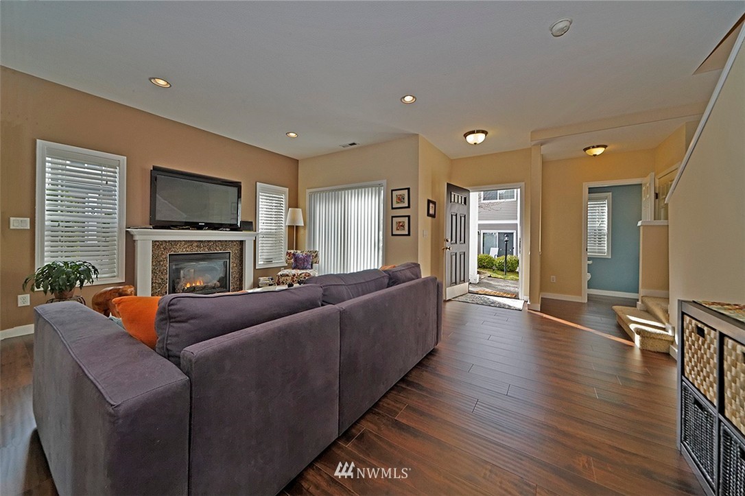 18883 108th Lane Southeast Renton, WA 98055 - Photo 3 of 24 Gallery Image 3