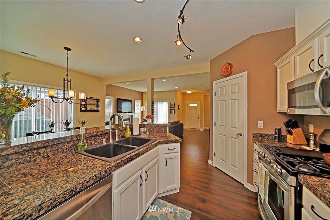 18883 108th Lane Southeast Renton, WA 98055 - Photo 9 of 24 Gallery Image 9