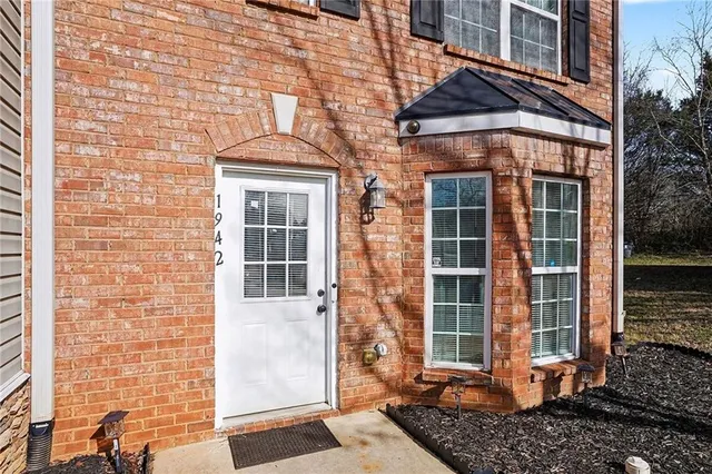 a view of a house with backyard