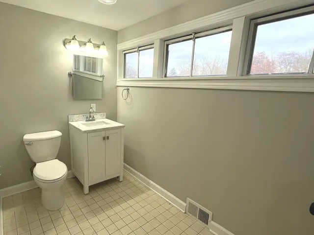 $2,600 | 805 South Norbury Avenue, Lombard, IL 60148