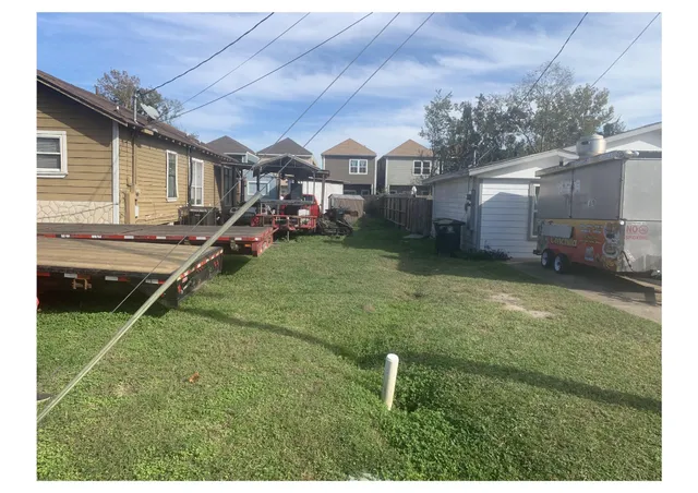 a view of a backyard