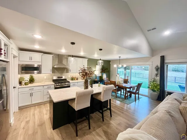 $399,900 | 2314 Northwest 49th Terrace, Topeka, KS 66618