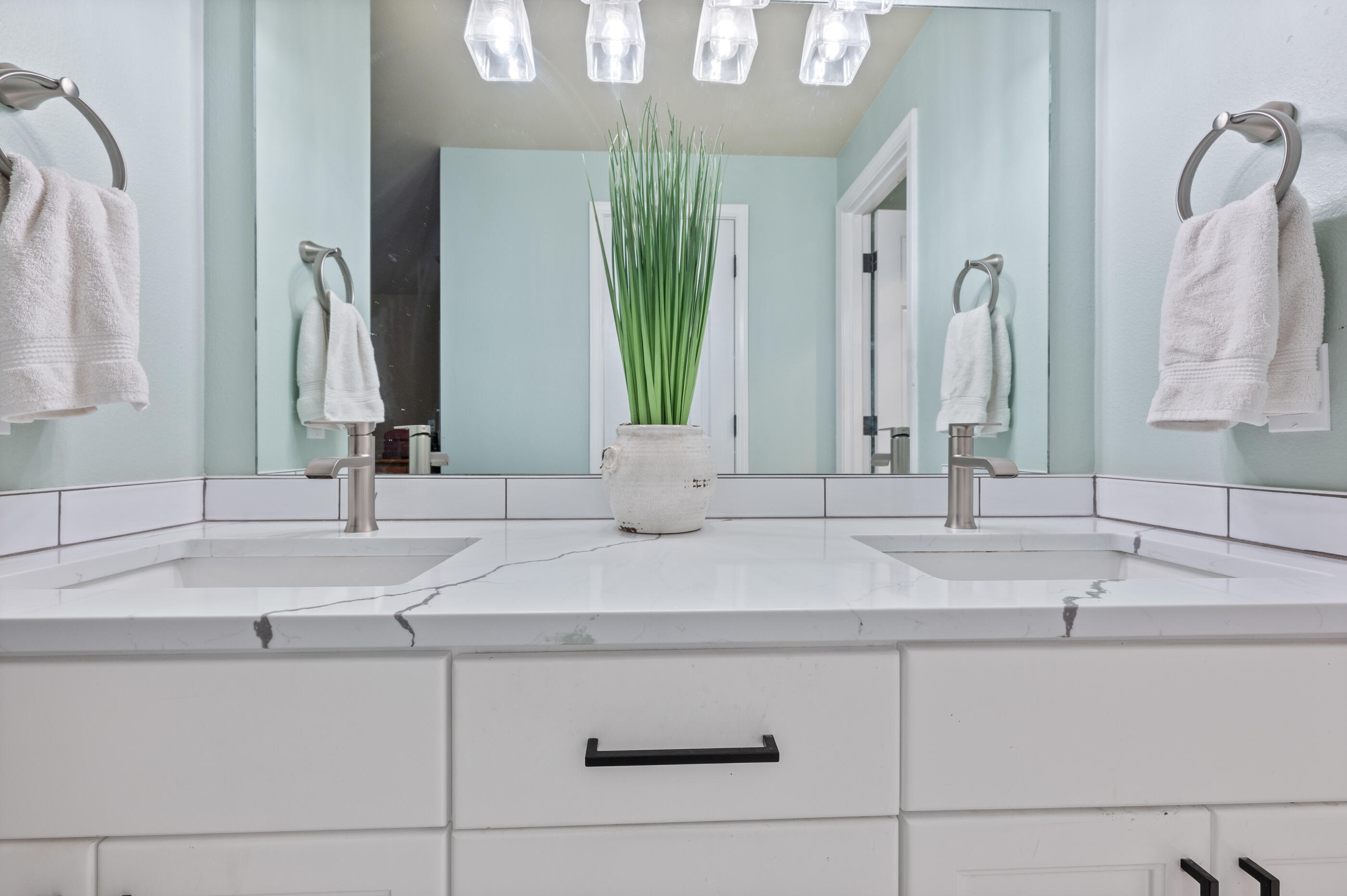 17290 Kingsburg Road Bend, OR 97707 - Photo 30 of 34 a bathroom with a sink and a mirror