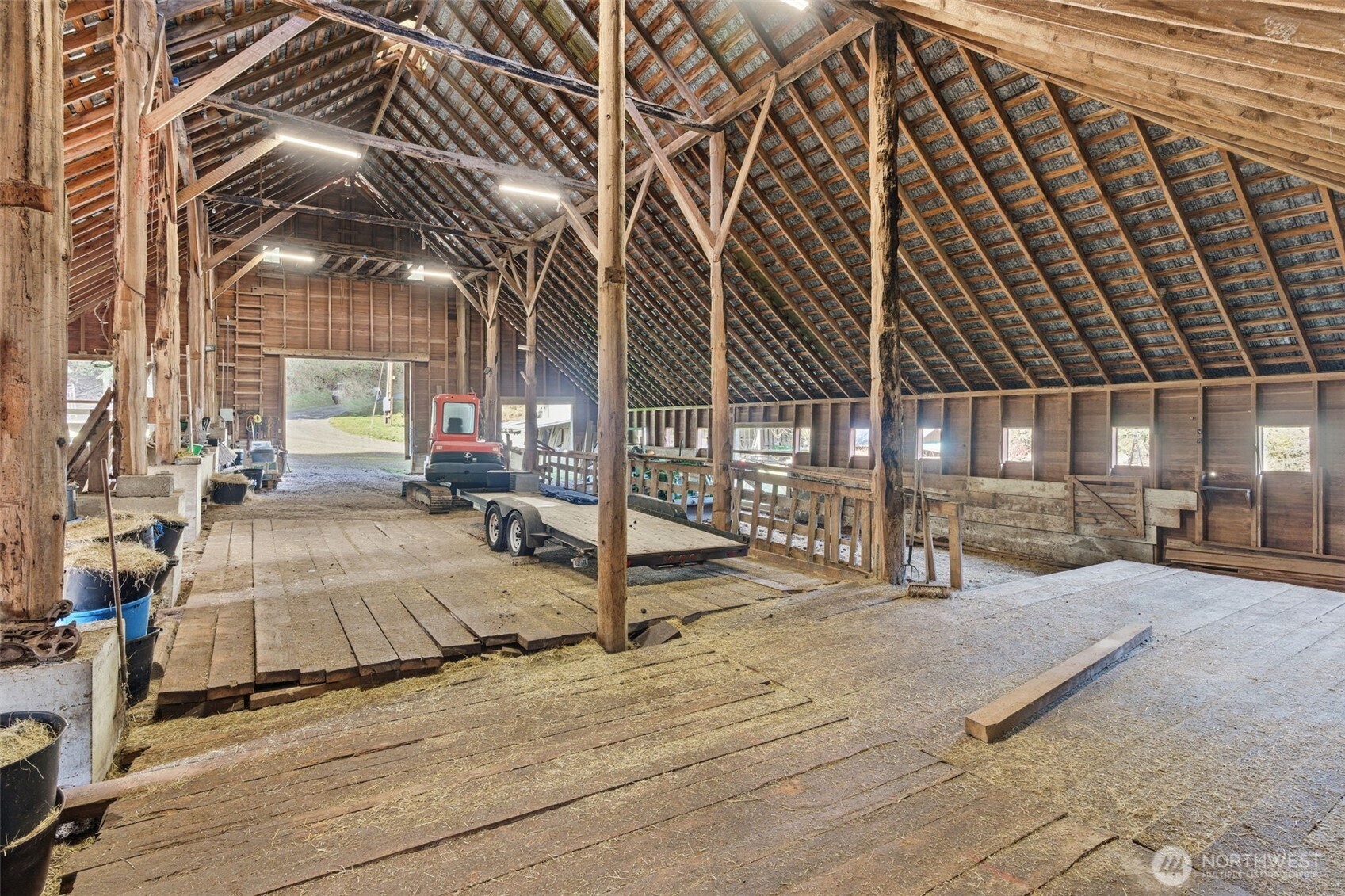 211 Echo Road Rochester, WA 98579 - Photo 25 of 39 a view of a hall with a tv