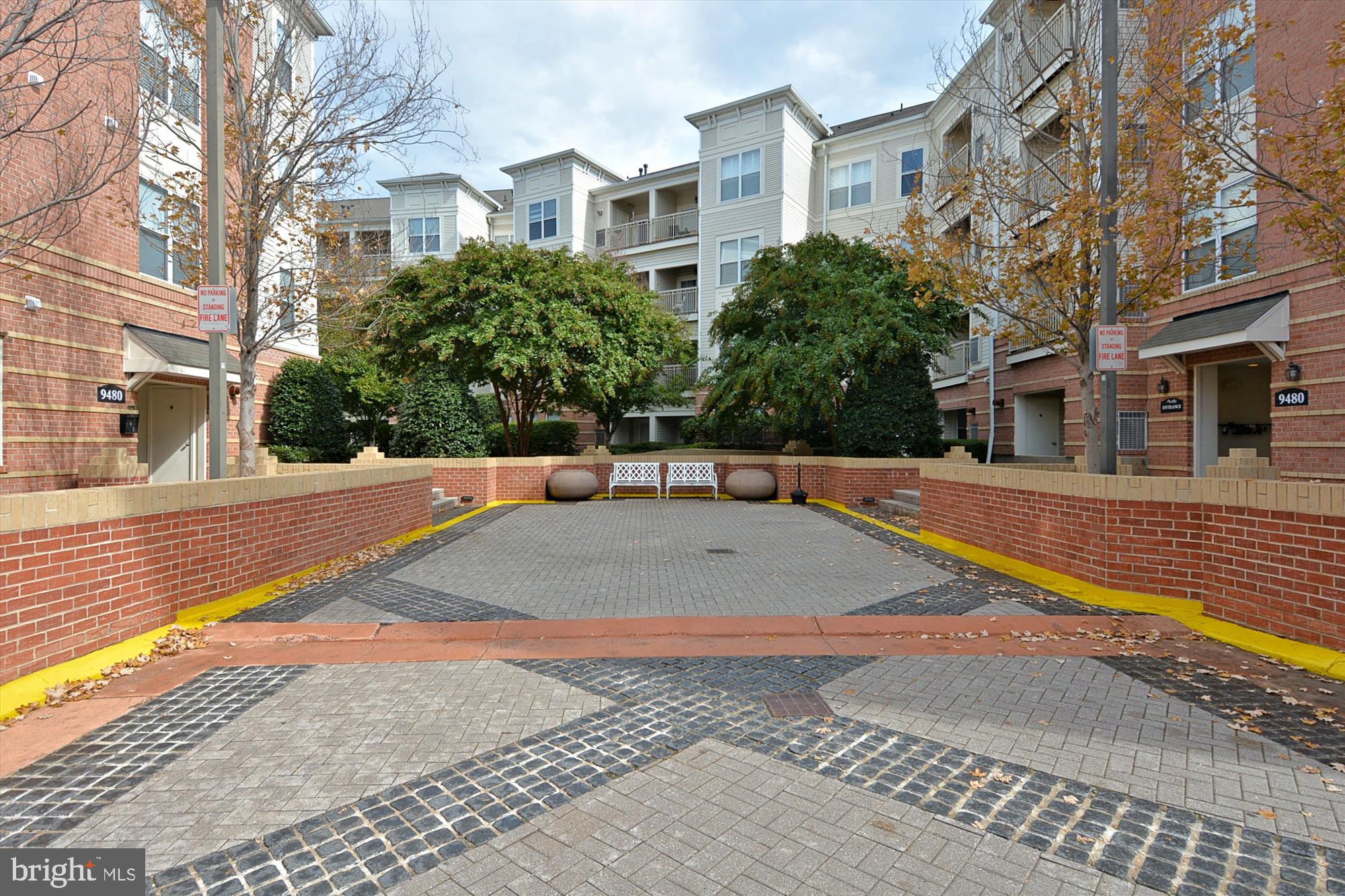 9490 Virginia Center Boulevard, Unit 130 Vienna, VA 22181 - Photo 30 of 57 a view of a swimming pool with a lounge chairs
