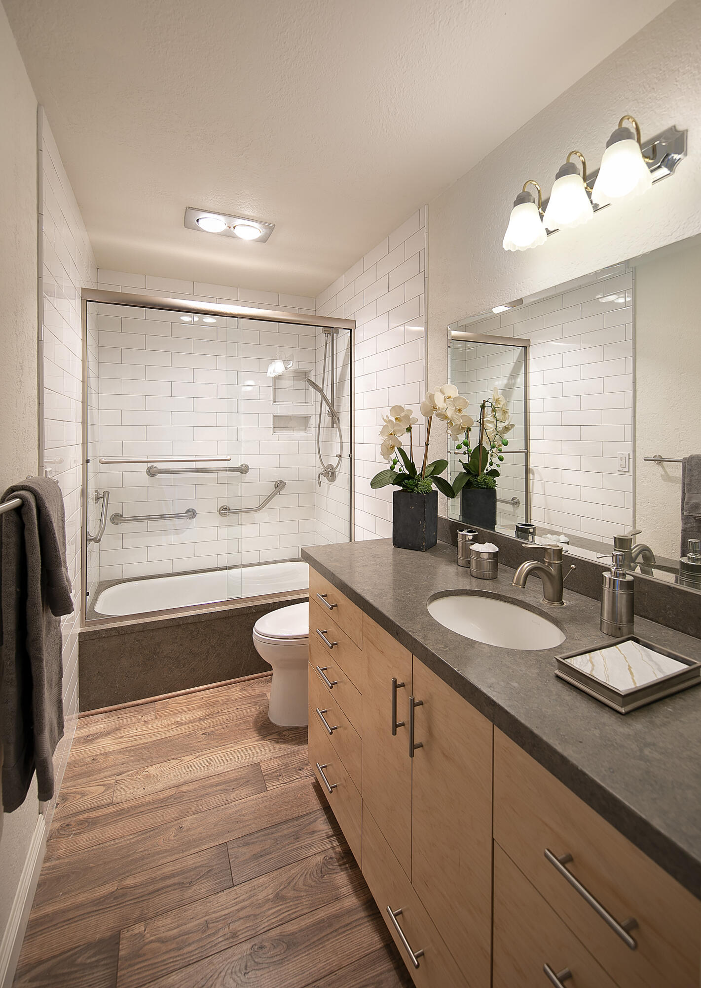 3375 Foothill Road, Unit 821 Carpinteria, CA 93013 - Photo 8 of 12 a bathroom with a double vanity sink and a toilet