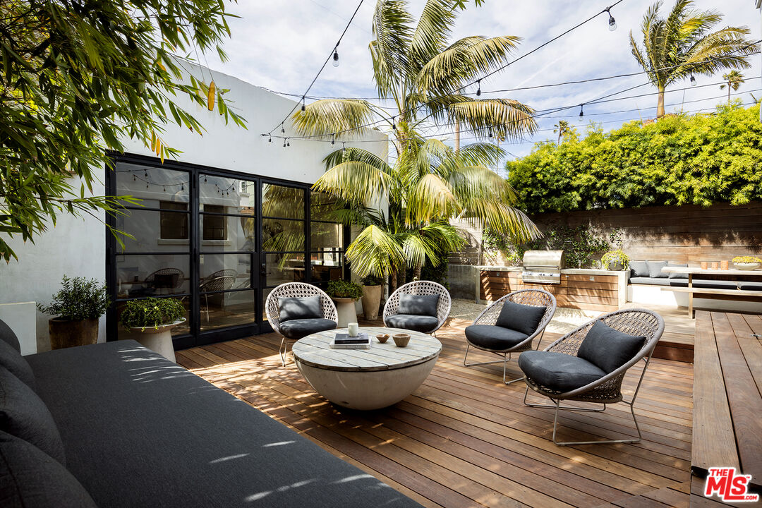817 Crestmoore Place Venice, CA 90291 - Photo 11 of 22 a view of a backyard with sitting area