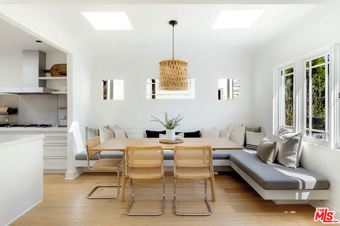 817 Crestmoore Place Venice, CA 90291 - Photo 4 of 22 a living room with furniture and a window