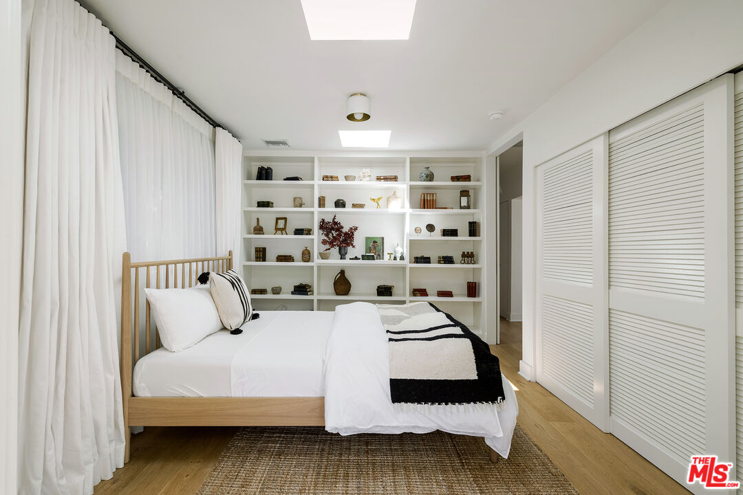 817 Crestmoore Place Venice, CA 90291 - Photo 5 of 22 a bedroom with a bed and a large window