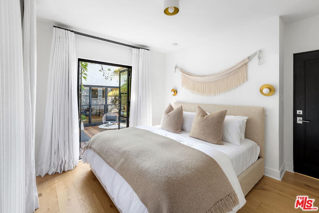 817 Crestmoore Place Venice, CA 90291 - Photo 8 of 22 a bedroom with a bed and a window