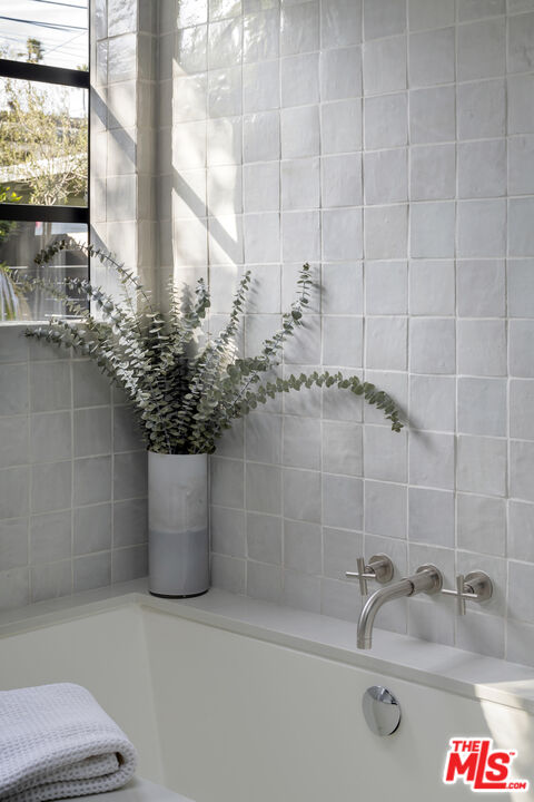 817 Crestmoore Place Venice, CA 90291 - Photo 10 of 22 a bathroom with a shower