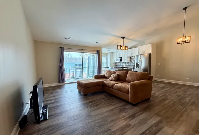 $274,900 | 1744 Chesapeake Lane, Unit 4, Schaumburg, IL 60193