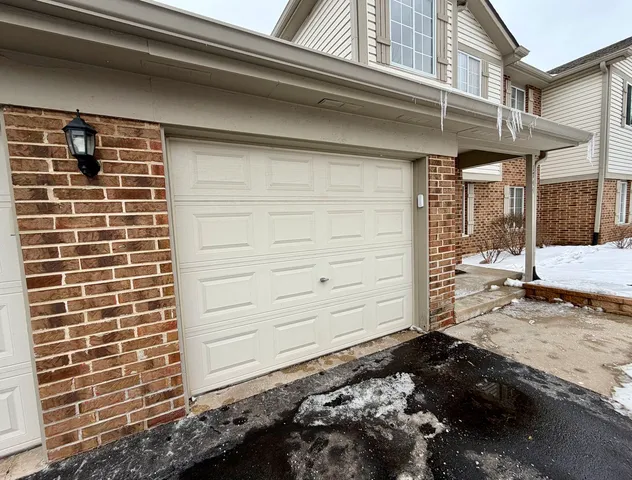 $274,900 | 1744 Chesapeake Lane, Unit 4, Schaumburg, IL 60193