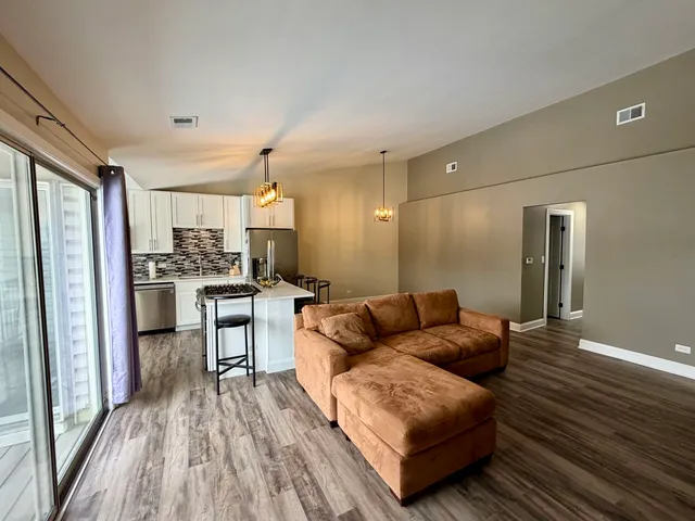 $274,900 | 1744 Chesapeake Lane, Unit 4, Schaumburg, IL 60193