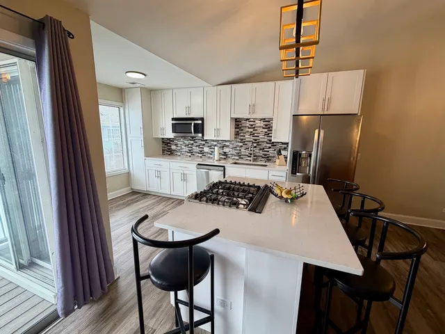 $274,900 | 1744 Chesapeake Lane, Unit 4, Schaumburg, IL 60193