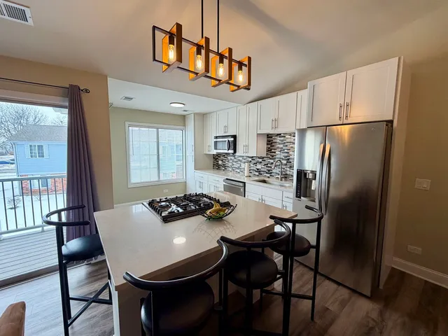 $274,900 | 1744 Chesapeake Lane, Unit 4, Schaumburg, IL 60193