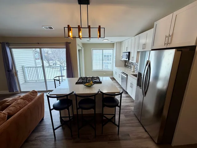 $274,900 | 1744 Chesapeake Lane, Unit 4, Schaumburg, IL 60193