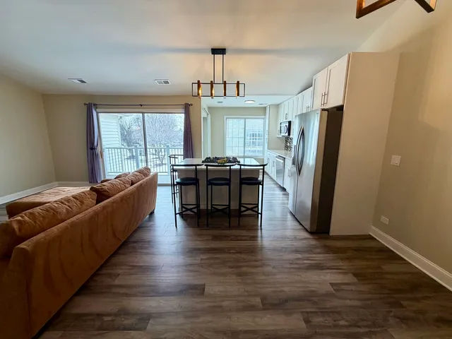 $274,900 | 1744 Chesapeake Lane, Unit 4, Schaumburg, IL 60193