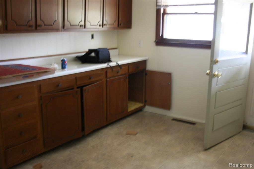 43796 Harris Road Belleville, MI 48111 - Photo 10 of 16 IMG_2226.JPG