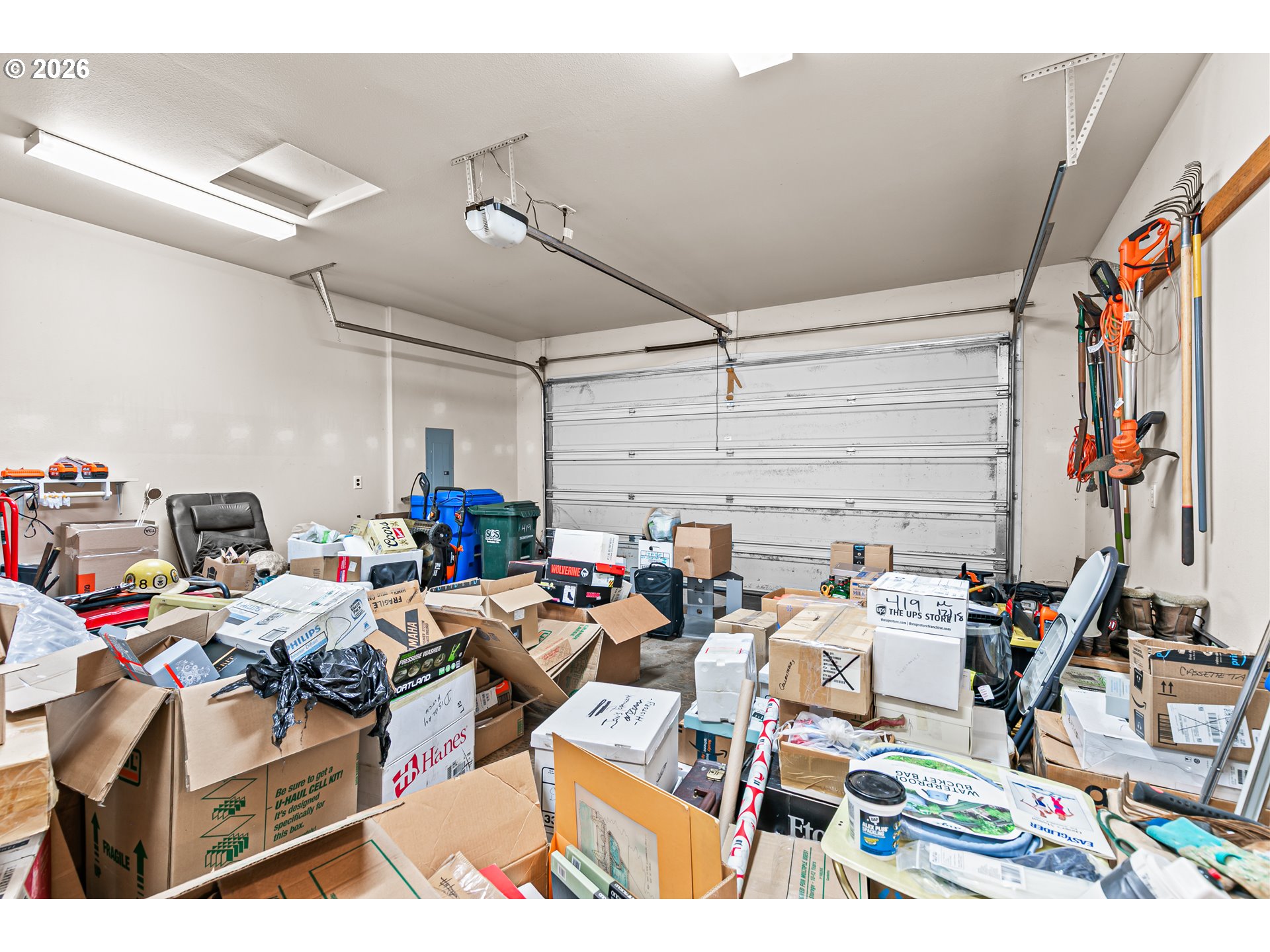 419 Idlewild Drive Cave Junction, OR 97523 - Photo 14 of 47 a workspace with furniture