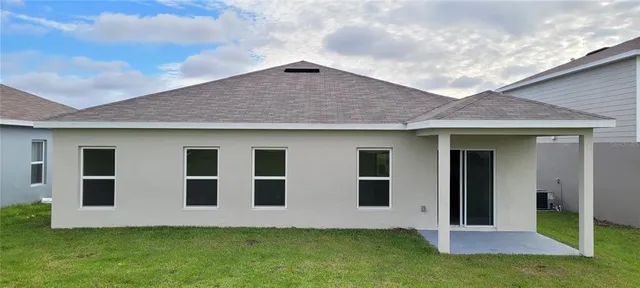 a view of front a house with yard