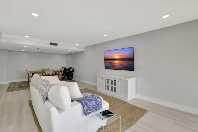 $588,000 | 1801 South Flagler Drive, Unit 701, West Palm Beach, FL 33401