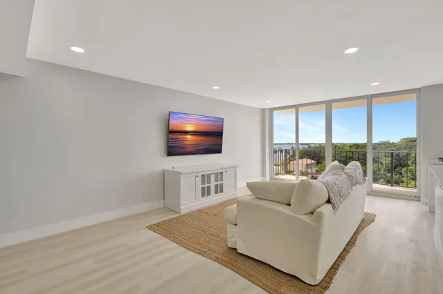 $588,000 | 1801 South Flagler Drive, Unit 701, West Palm Beach, FL 33401